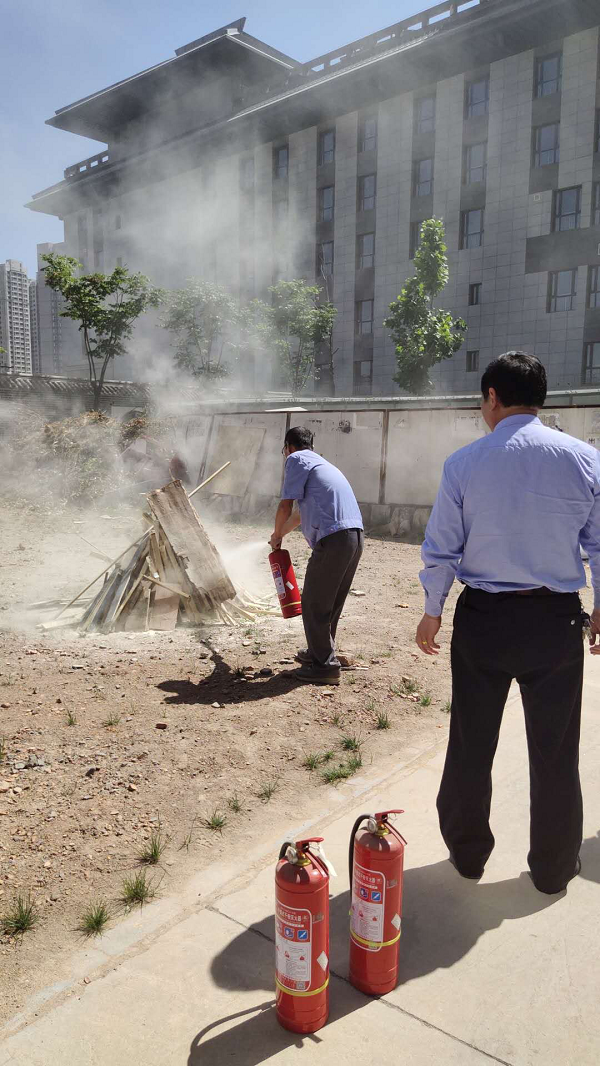 開展消防應(yīng)急演練 樹立全員防范意識(shí) 開展消防應(yīng)急演練 樹立全員防范意識(shí)