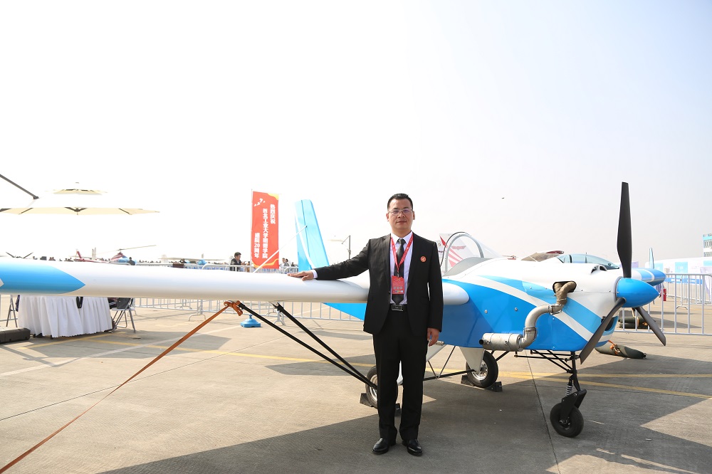 明德學(xué)院校友陳墨向母校捐贈飛機(jī)獻(xiàn)禮20周年院慶