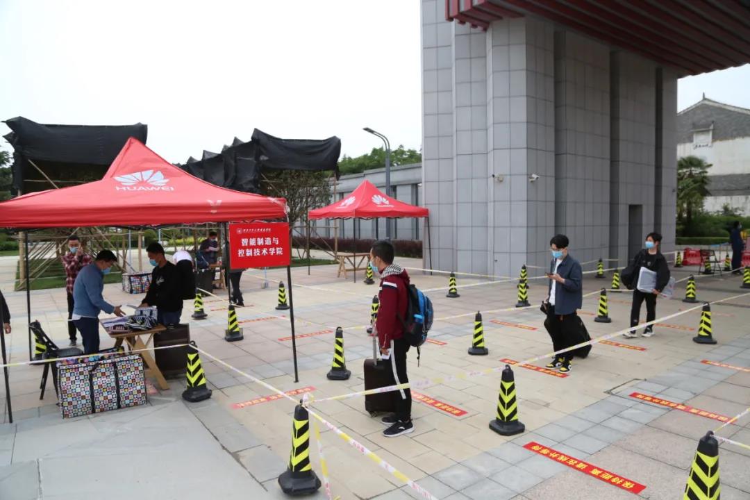 返校第一天 | 初夏的校園 終于等到你！