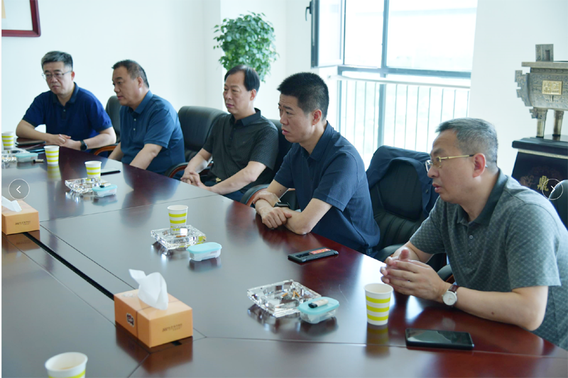 集團總裁袁漢輝帶隊赴新疆卷煙廠調(diào)研 集團總裁袁漢輝帶隊赴新疆卷煙廠調(diào)研