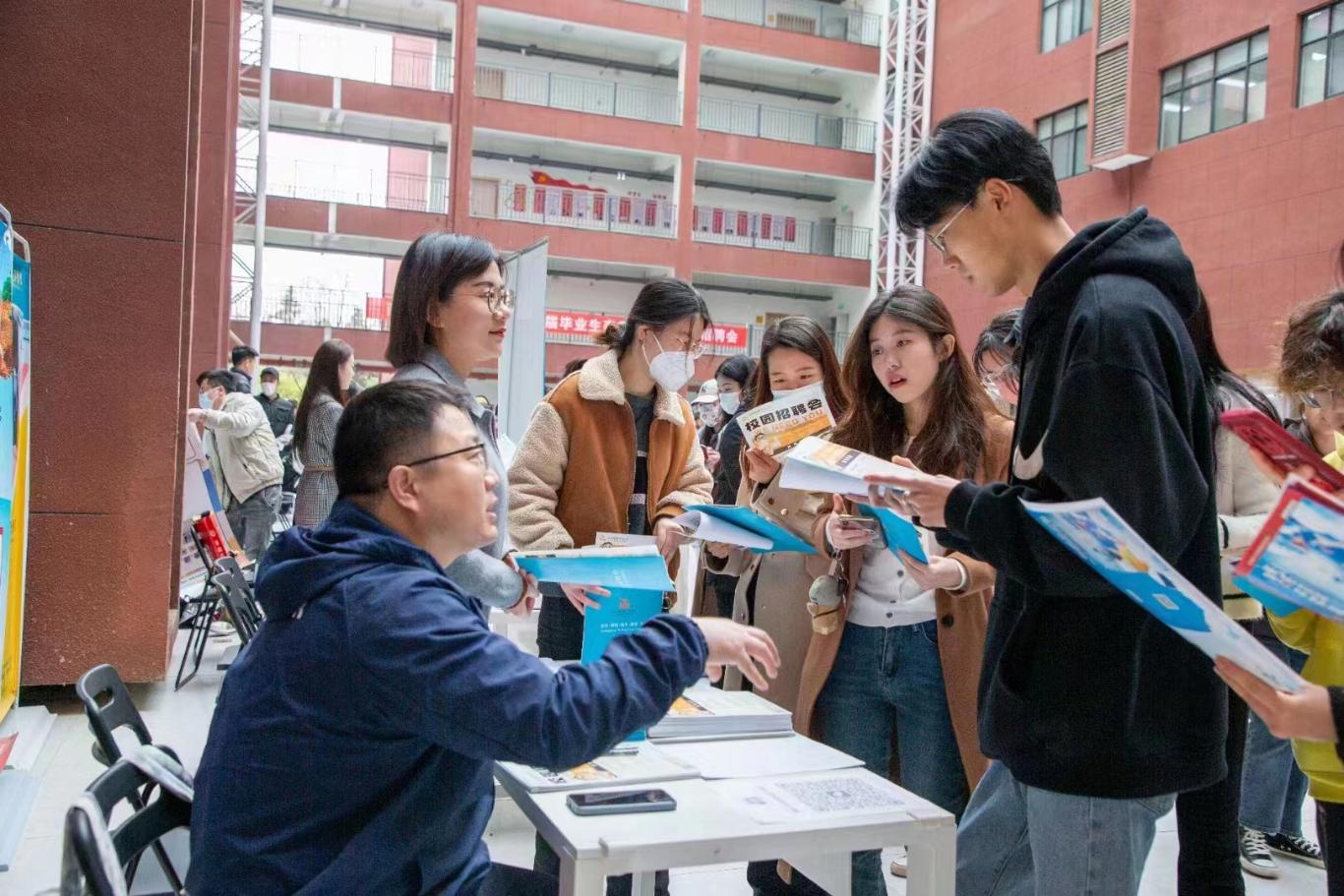 西安明德理工學院多措并舉促就業(yè)