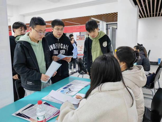 穩(wěn)就業(yè) 謀合作 促供需 西安明德理工學(xué)院舉辦西安市高新區(qū)人才引進(jìn)專場招聘會(huì) 穩(wěn)就業(yè) 謀合作 促供需 西安明德理工學(xué)院舉辦西安市高新區(qū)人才引進(jìn)專場招聘會(huì)