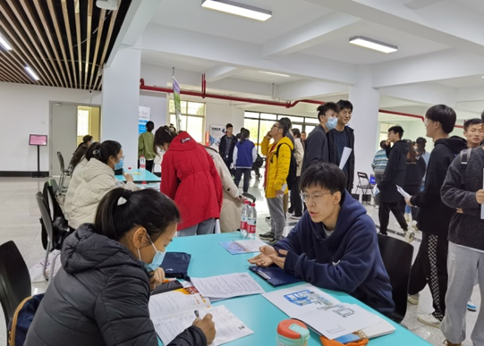 穩(wěn)就業(yè) 謀合作 促供需 西安明德理工學(xué)院舉辦西安市高新區(qū)人才引進(jìn)專場招聘會(huì) 穩(wěn)就業(yè) 謀合作 促供需 西安明德理工學(xué)院舉辦西安市高新區(qū)人才引進(jìn)專場招聘會(huì)