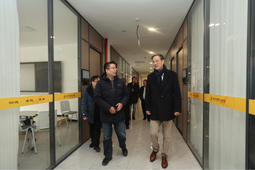 陜文投原董事長王勇等領(lǐng)導(dǎo)嘉賓一行考察西安明德理工學(xué)院，并出席瀛湖采風(fēng)總結(jié)會