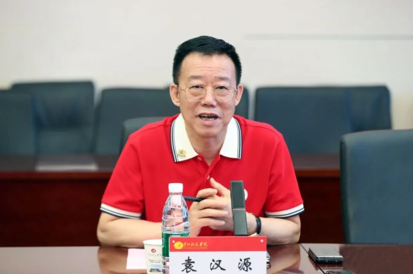 與中國(guó)民辦高校先行者同行 共赴教育高質(zhì)量發(fā)展新未來(lái)——集團(tuán)董事局主席、總裁袁漢源先生率團(tuán)赴黃河科技學(xué)院考察交流