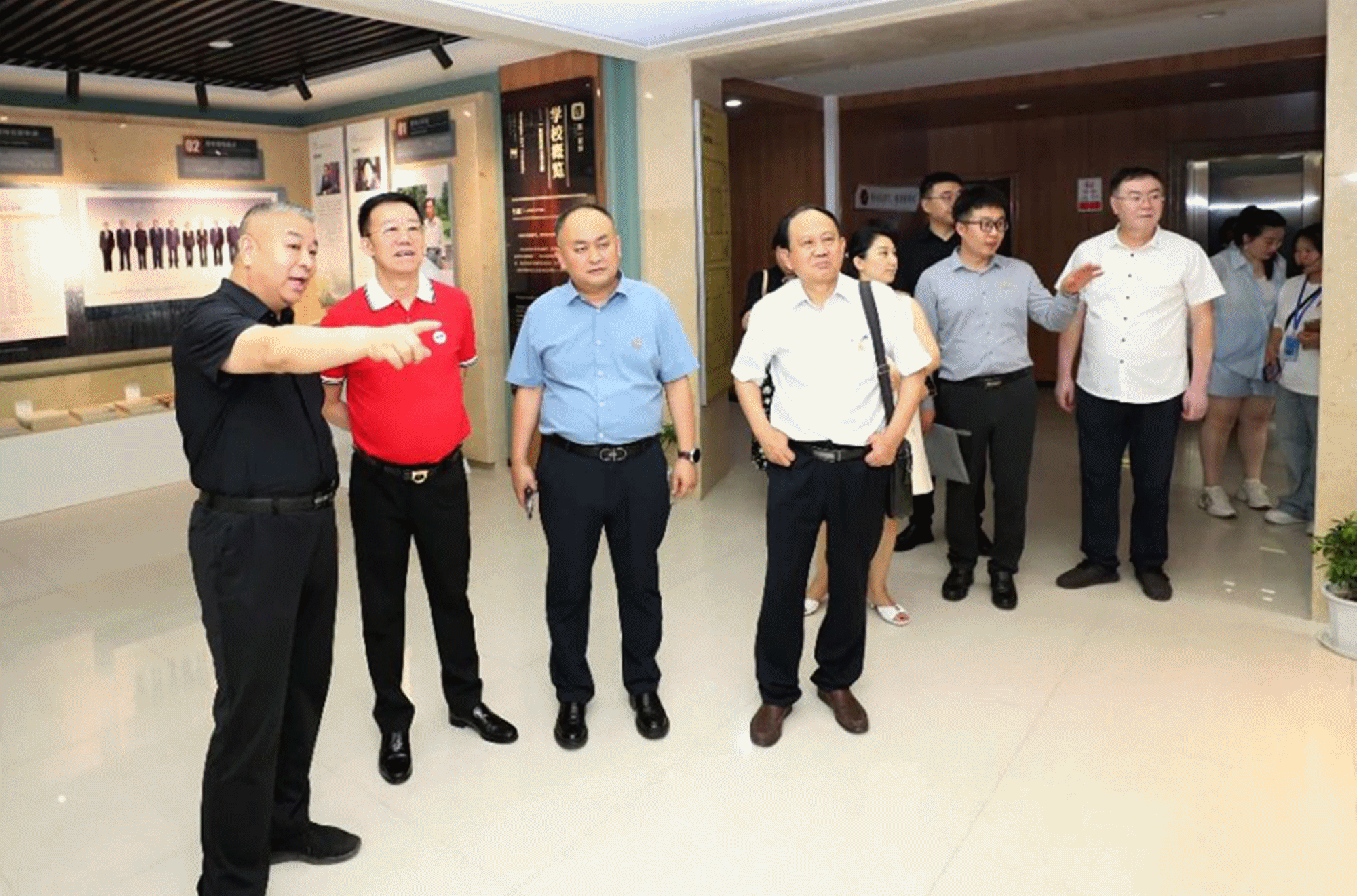 與中國(guó)民辦高校先行者同行 共赴教育高質(zhì)量發(fā)展新未來(lái)——集團(tuán)董事局主席、總裁袁漢源先生率團(tuán)赴黃河科技學(xué)院考察交流