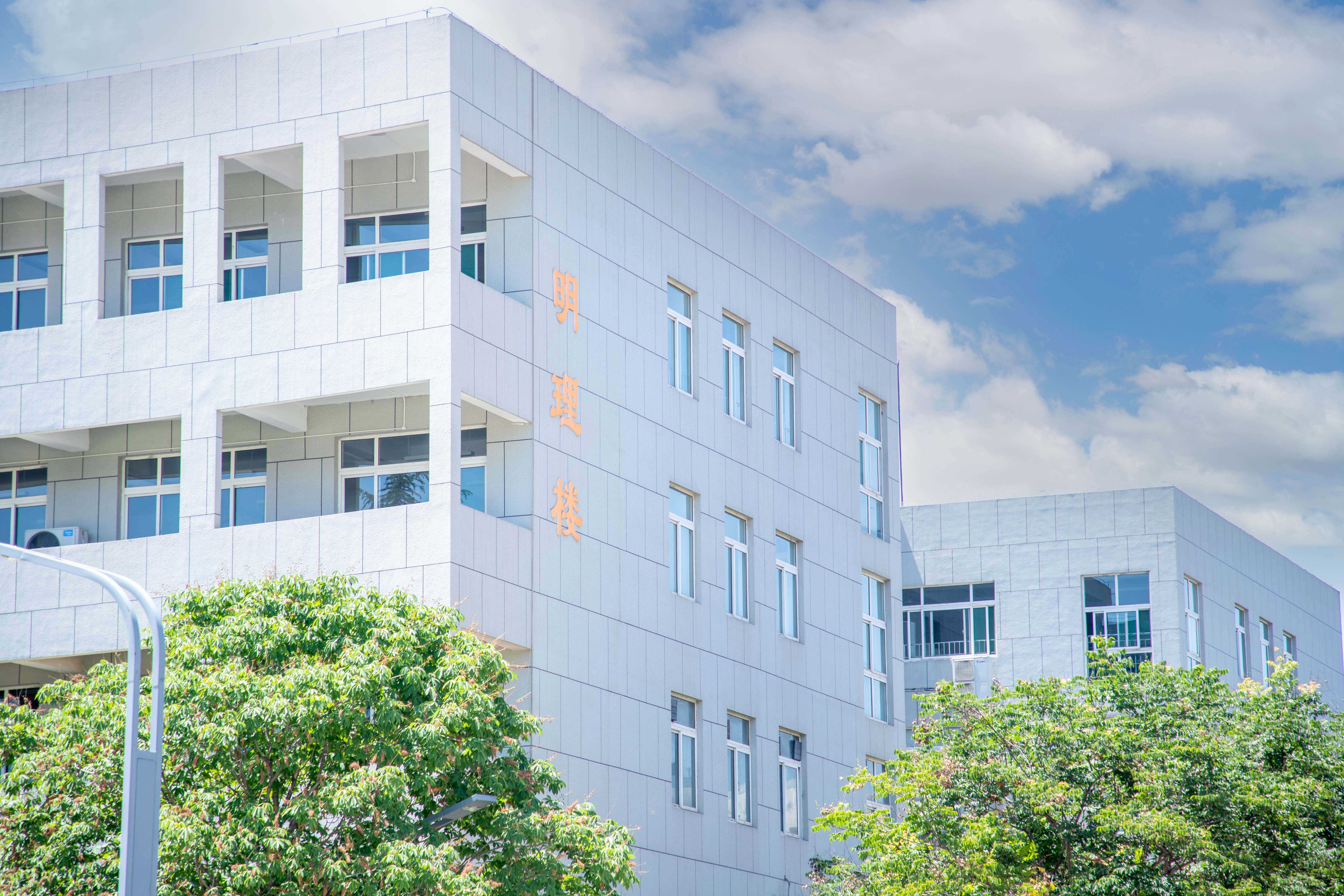 《中國(guó)教育報(bào)》:“明德文化”賦能 校訓(xùn)精神鑄魂——西安明德理工學(xué)院堅(jiān)持文化育人成效顯著 《中國(guó)教育報(bào)》:“明德文化”賦能 校訓(xùn)精神鑄魂——西安明德理工學(xué)院堅(jiān)持文化育人成效顯著