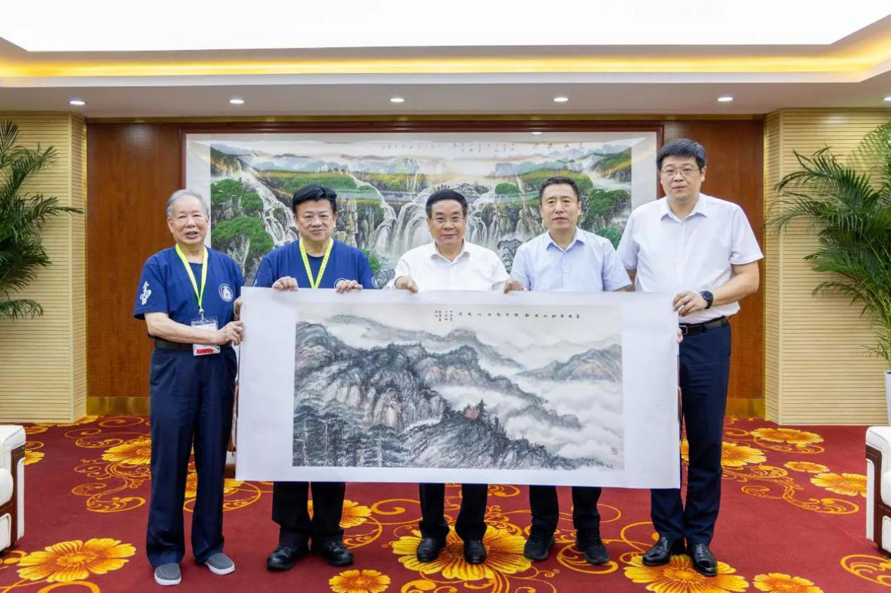 “愛我中華”青年大匯聚火車團歷史文化探索之旅抵陜 省政協(xié)副主席楊冠軍在明德學院會見成員代表 “愛我中華”青年大匯聚火車團歷史文化探索之旅抵陜 省政協(xié)副主席楊冠軍在明德學院會見成員代表