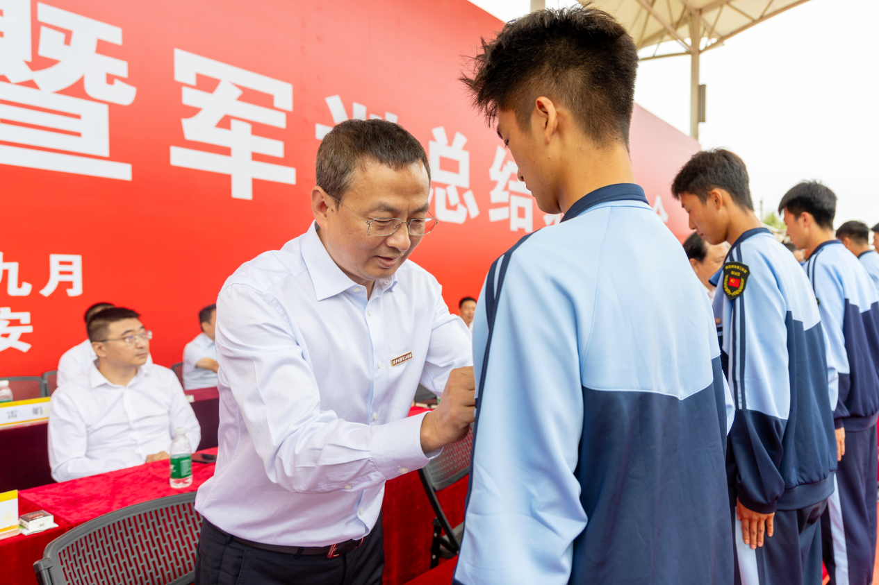 展颯爽英姿 赴璀璨新程 西安明德理工學(xué)院2024級(jí)新生開學(xué)典禮暨軍訓(xùn)總結(jié)表彰大會(huì)圓滿舉行