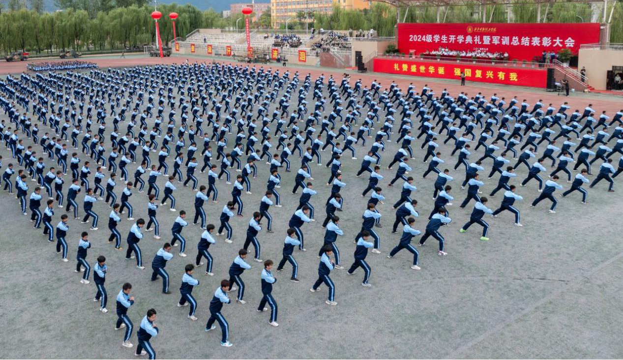 展颯爽英姿 赴璀璨新程 西安明德理工學(xué)院2024級(jí)新生開學(xué)典禮暨軍訓(xùn)總結(jié)表彰大會(huì)圓滿舉行