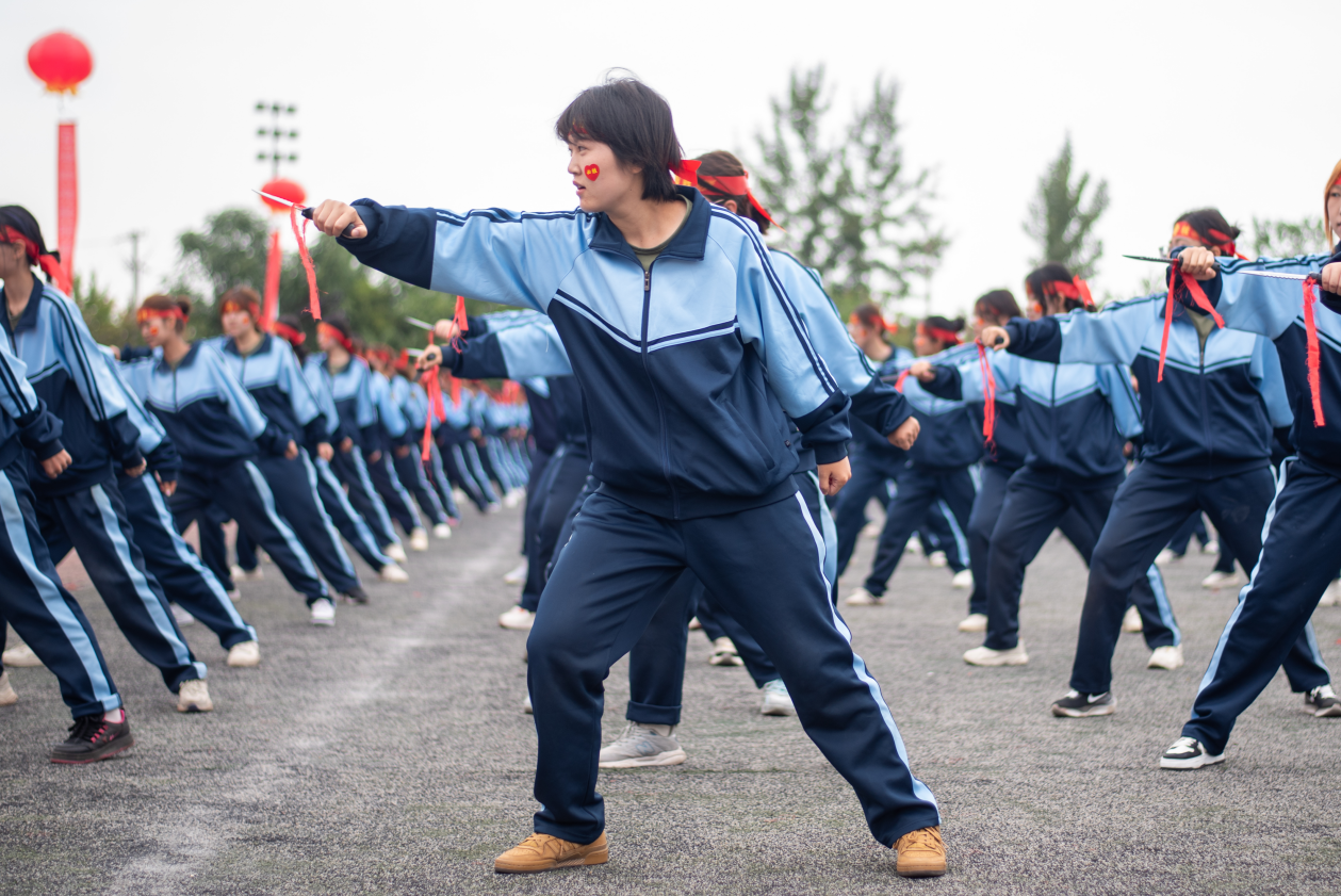 展颯爽英姿 赴璀璨新程 西安明德理工學(xué)院2024級(jí)新生開學(xué)典禮暨軍訓(xùn)總結(jié)表彰大會(huì)圓滿舉行