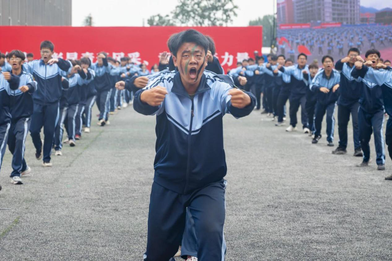 展颯爽英姿 赴璀璨新程 西安明德理工學(xué)院2024級(jí)新生開學(xué)典禮暨軍訓(xùn)總結(jié)表彰大會(huì)圓滿舉行