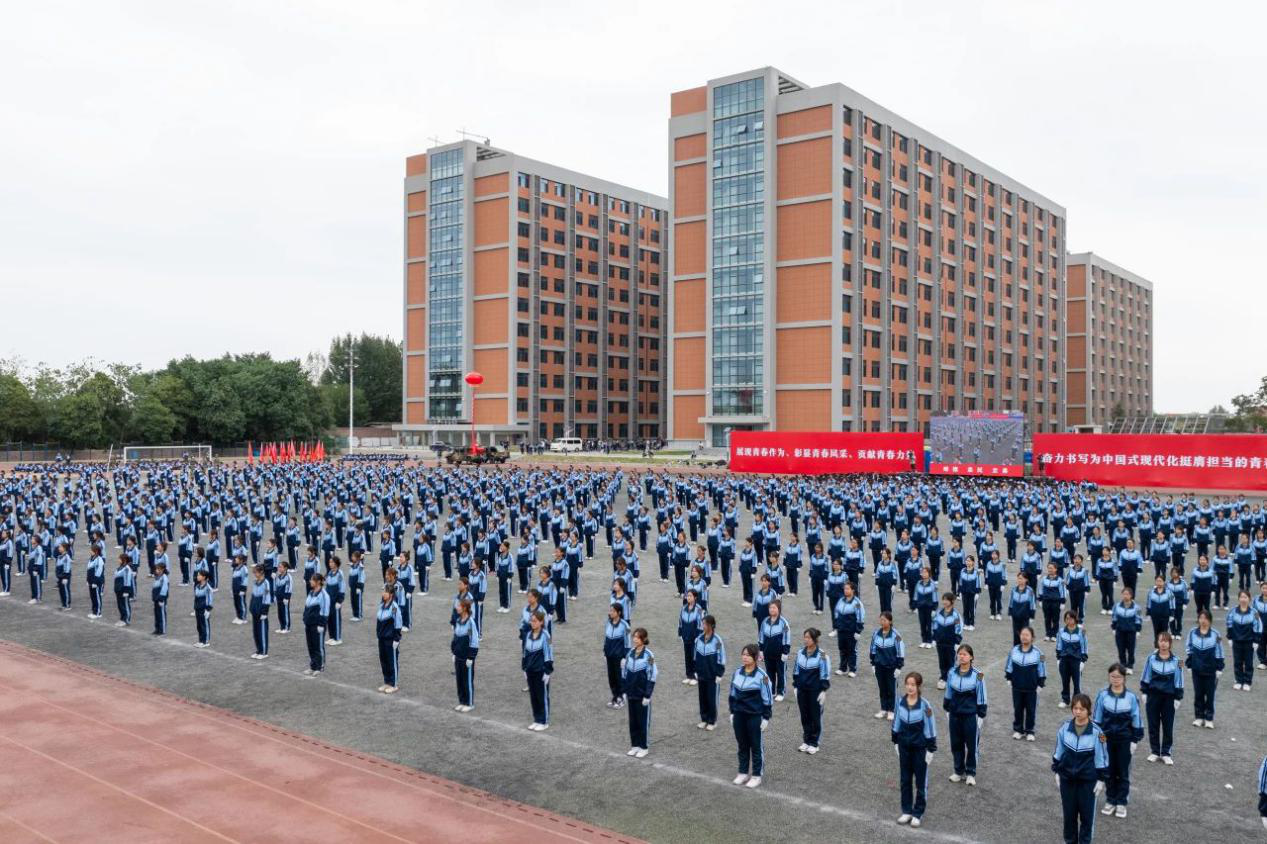 展颯爽英姿 赴璀璨新程 西安明德理工學(xué)院2024級(jí)新生開學(xué)典禮暨軍訓(xùn)總結(jié)表彰大會(huì)圓滿舉行