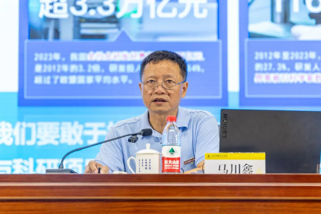 加強(qiáng)思政教育 砥礪奮斗精神 西安明德理工學(xué)院黨委書記馬川鑫為2024級(jí)新生講授入學(xué)教育課