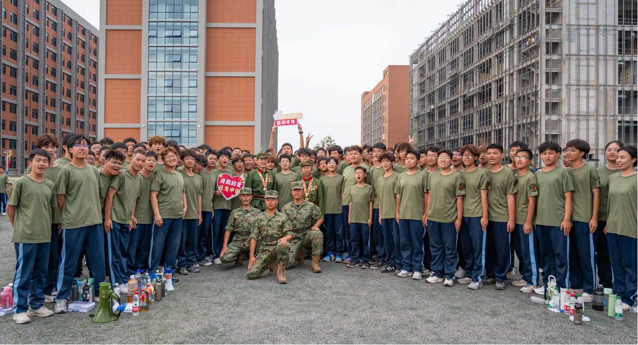 西安明德理工學(xué)院軍訓(xùn)特輯 英模老兵親臨現(xiàn)場(chǎng)宣講 軍事機(jī)構(gòu)領(lǐng)導(dǎo)來(lái)校督察 西安明德理工學(xué)院軍訓(xùn)特輯 英模老兵親臨現(xiàn)場(chǎng)宣講 軍事機(jī)構(gòu)領(lǐng)導(dǎo)來(lái)校督察